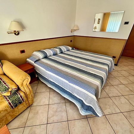 Hotel Ca' Bianca Da Paolino ミザーノ・アドリアーティコ エクステリア 写真